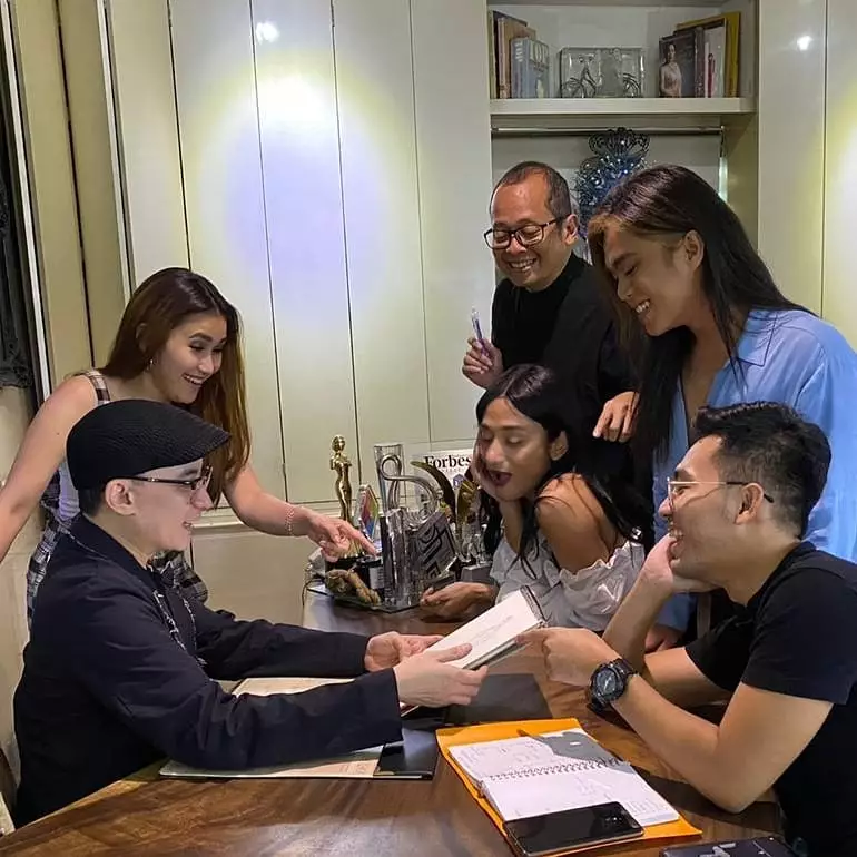 persiapan Ayu Ting Ting jelang konser berbagai sumber