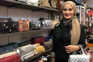 Tak cuma wanita, pria ternyata suka beli barang preloved branded