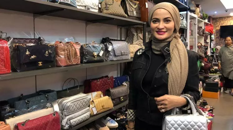 Tak cuma wanita, pria ternyata suka beli barang preloved branded