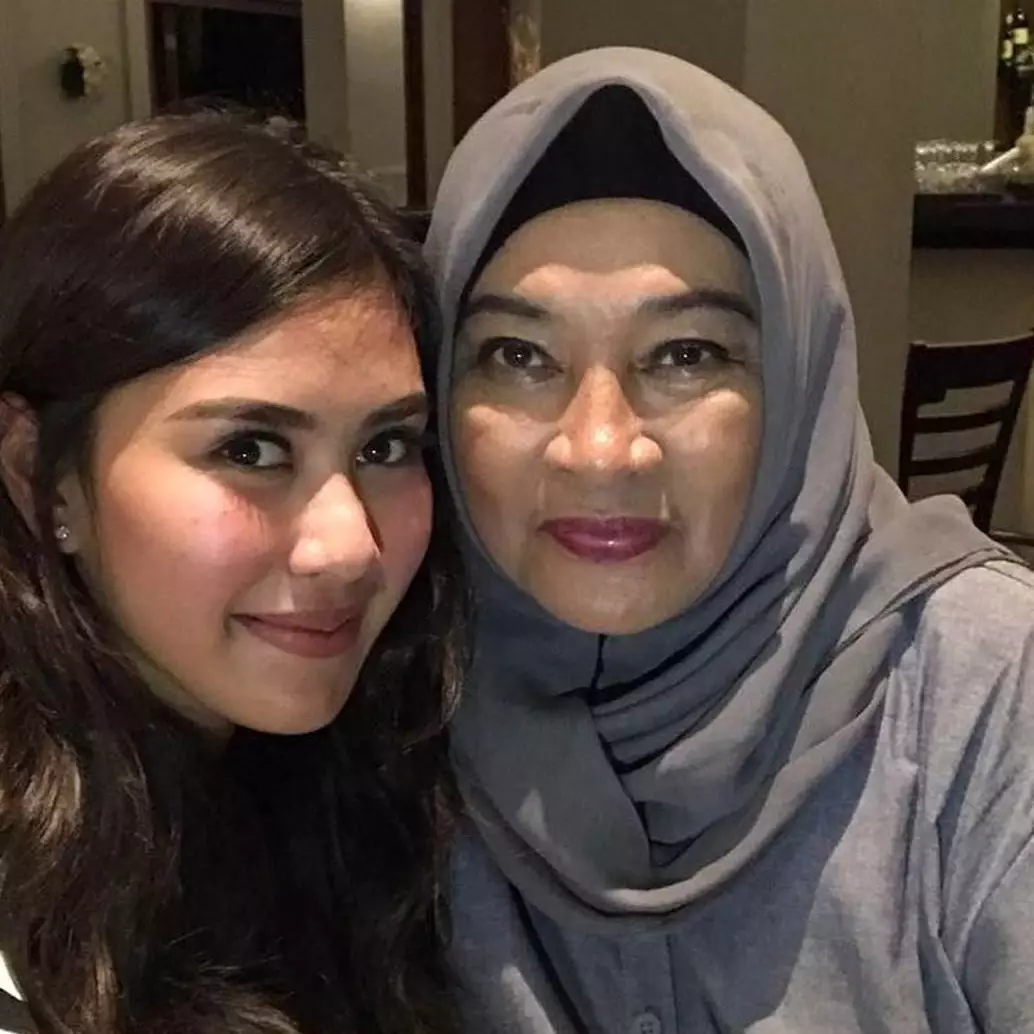 7 Potret kompak Syahnaz Sadiqah bareng ibu mertua, mantu idaman