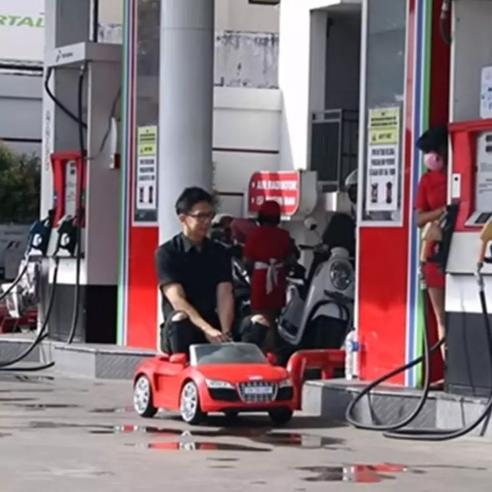 30 Potret lucu orang di pom bensin ini bikin cekikikan
