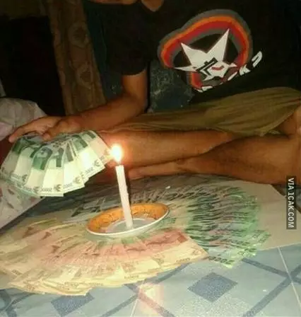 kelakuan pamer terselubung berbagai sumber