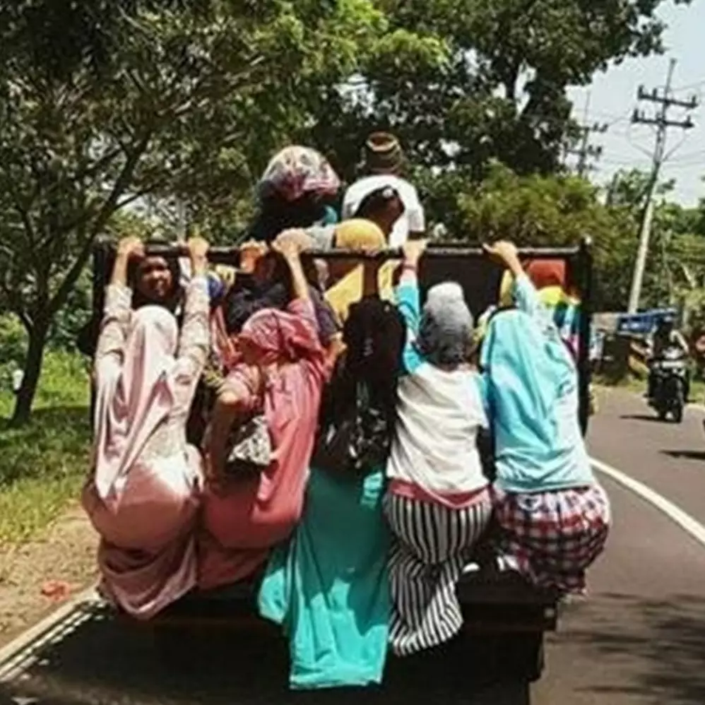 10 Tingkah nyeleneh orang naik mobil pick-up, absurd pol