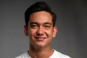 Adipati Dolken jadi jurnalis di film Pemburu di Manchester Biru