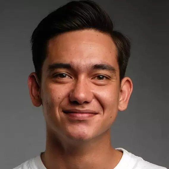 Adipati Dolken jadi jurnalis di film Pemburu di Manchester Biru