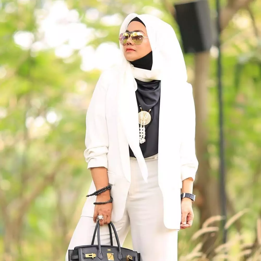 Gaya hijab Sarita Abdul Mukti  Instagram @queen_saritaabdulmukti Gaya hijab Sarita Abdul Mukti  Instagram @queen_saritaabdulmukti