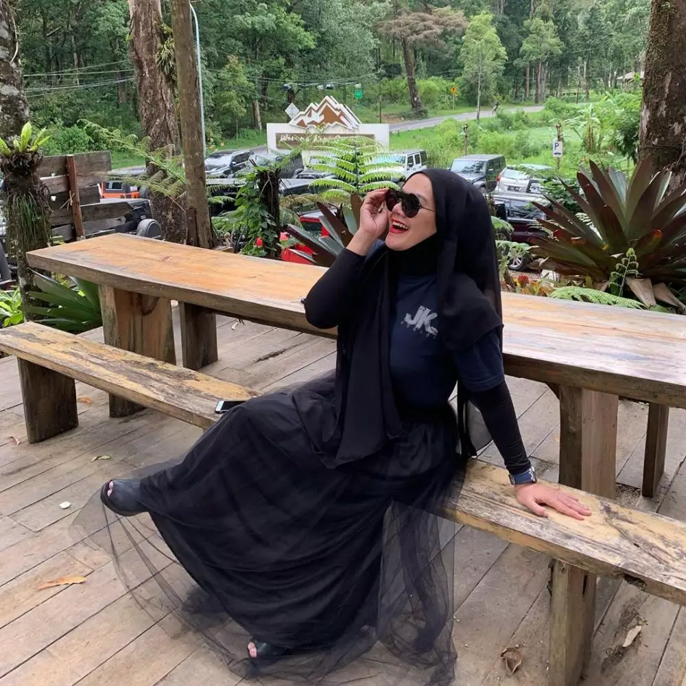 Gaya hijab Sarita Abdul Mukti  Instagram @queen_saritaabdulmukti Gaya hijab Sarita Abdul Mukti  Instagram @queen_saritaabdulmukti
