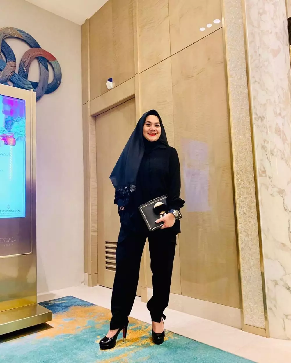 Gaya hijab Sarita Abdul Mukti  Instagram @queen_saritaabdulmukti Gaya hijab Sarita Abdul Mukti  Instagram @queen_saritaabdulmukti