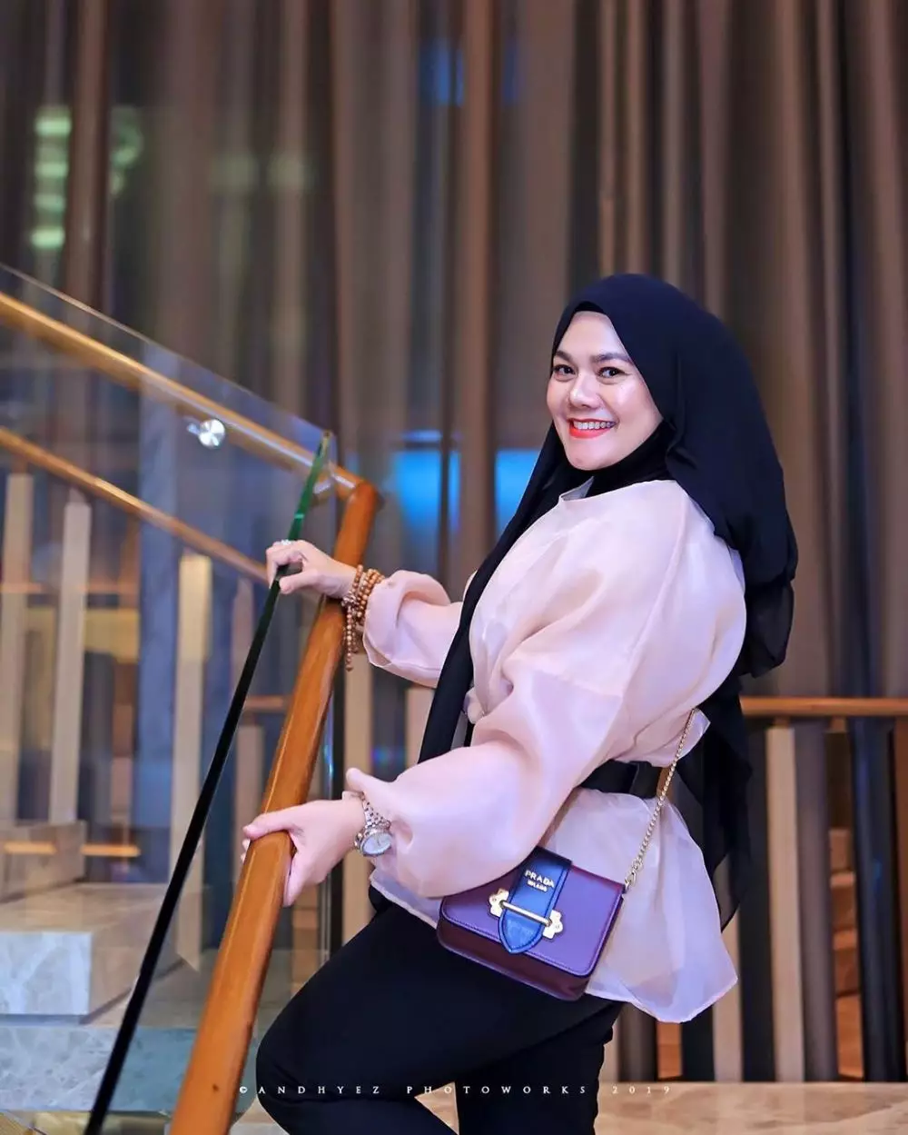 Gaya hijab Sarita Abdul Mukti  Instagram @queen_saritaabdulmukti Gaya hijab Sarita Abdul Mukti  Instagram @queen_saritaabdulmukti