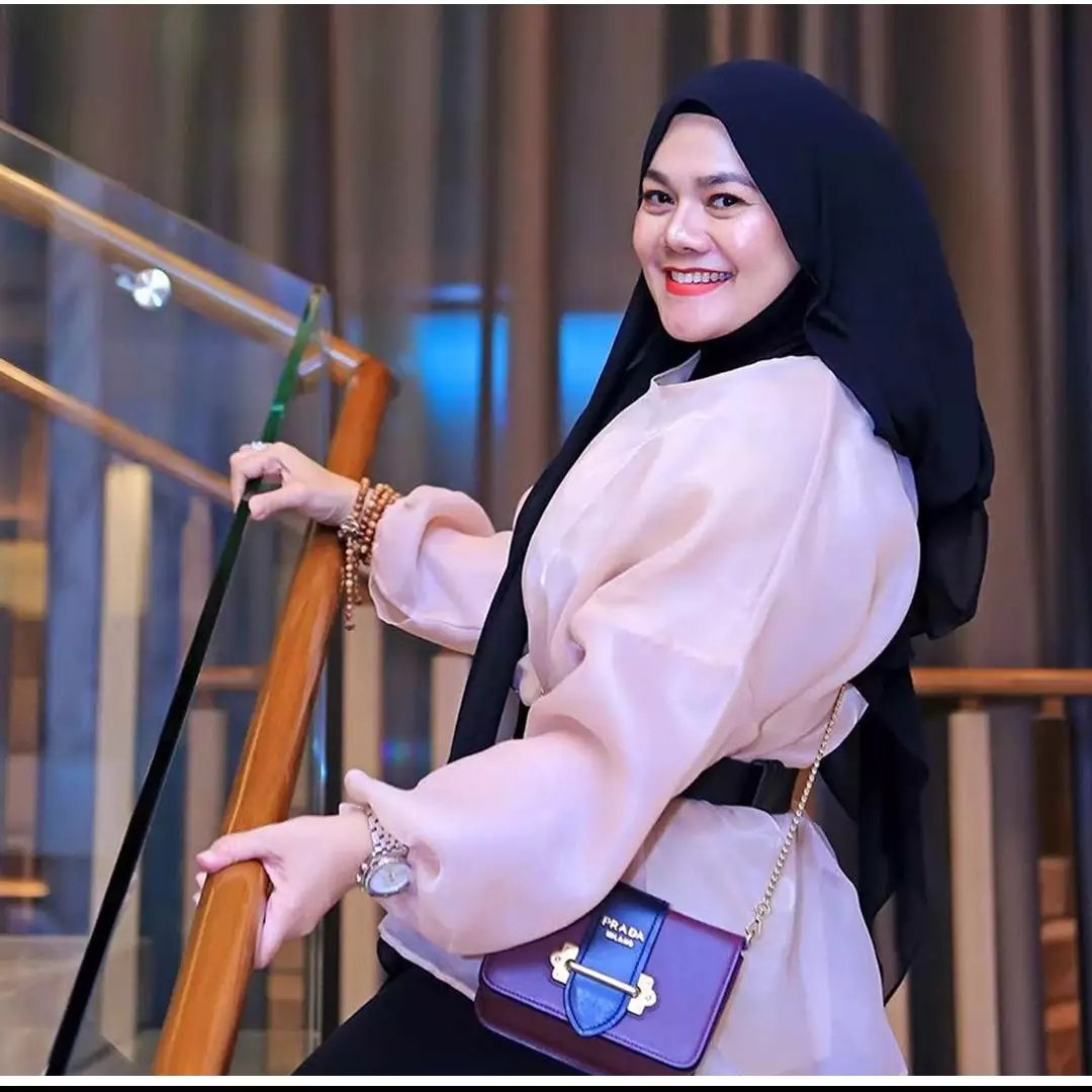 10 Gaya hijab Sarita Abdul Mukti, kece dan stylish