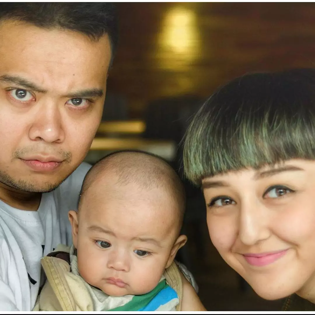 Jadi ayah baru, ini 6 momen Reza SM*SH momong anak