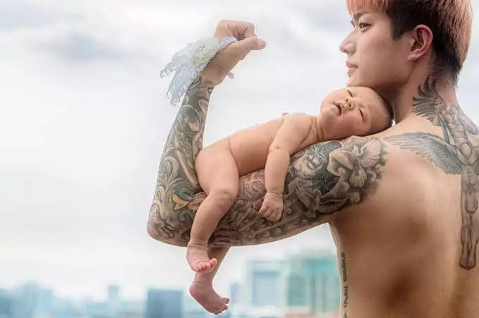 seleb ganteng gendong anak ini tuai pro-kontra Instagram