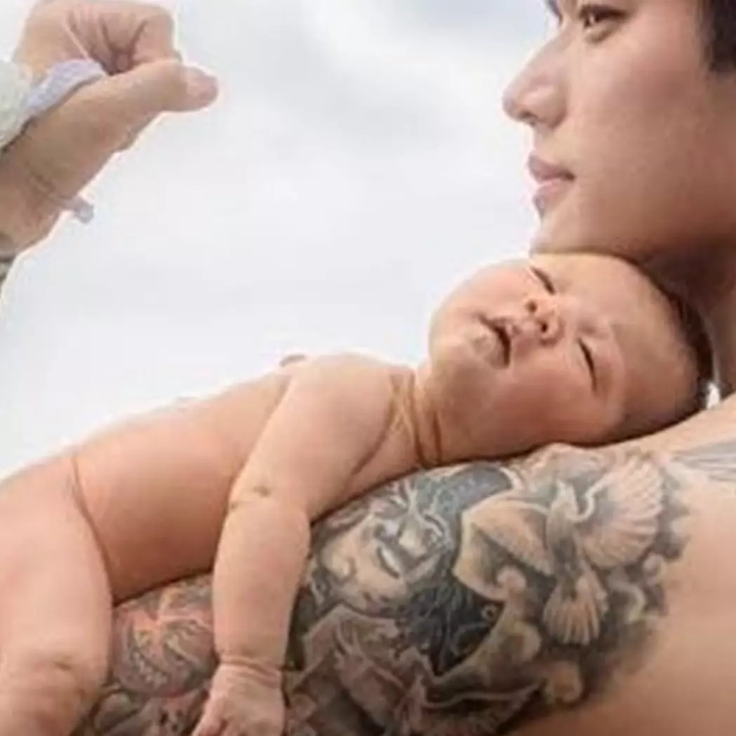 Gaya 4 seleb ganteng gendong anak ini tuai kontroversi