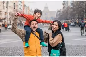 Harga jas hujan yang dipakai Nagita Slavina ini bikin warganet girang