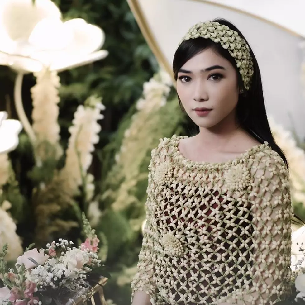 9 Momen siraman Isyana Sarasvati, ekspresinya antimainstream