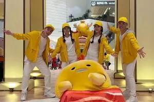 Liburan keluarga asyik main di kolam mandi bola bertema Gudetama