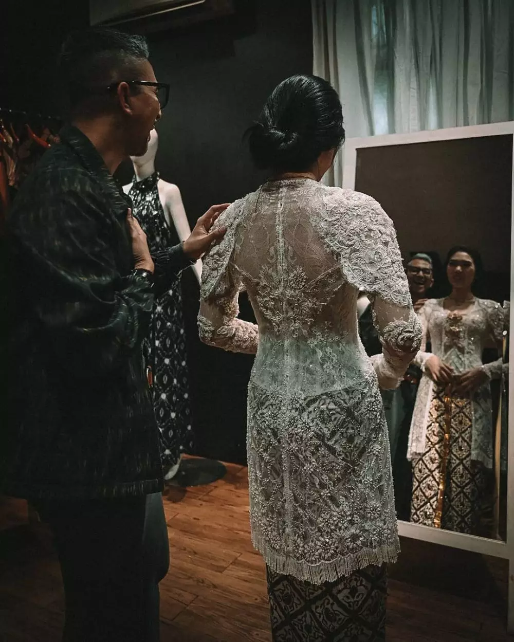 Penampakan detil kebaya Isyana Sarasvati Instagram Penampakan detil kebaya Isyana Sarasvati Instagram