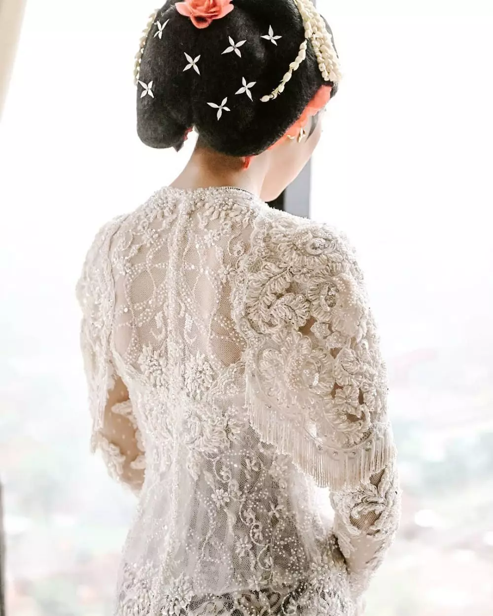 Penampakan detil kebaya Isyana Sarasvati Instagram Penampakan detil kebaya Isyana Sarasvati Instagram