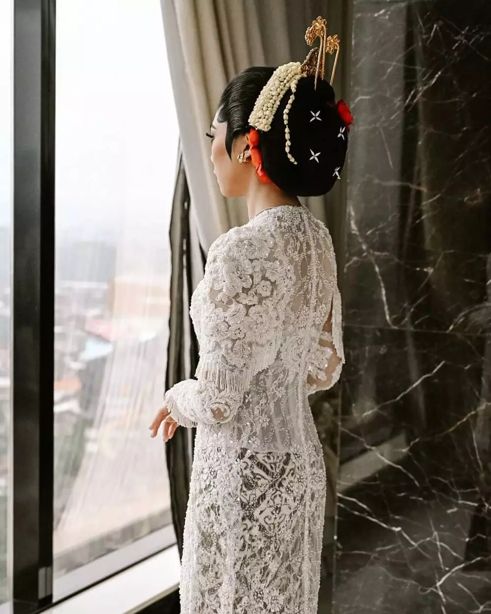 Penampakan detil kebaya Isyana Sarasvati Instagram Penampakan detil kebaya Isyana Sarasvati Instagram