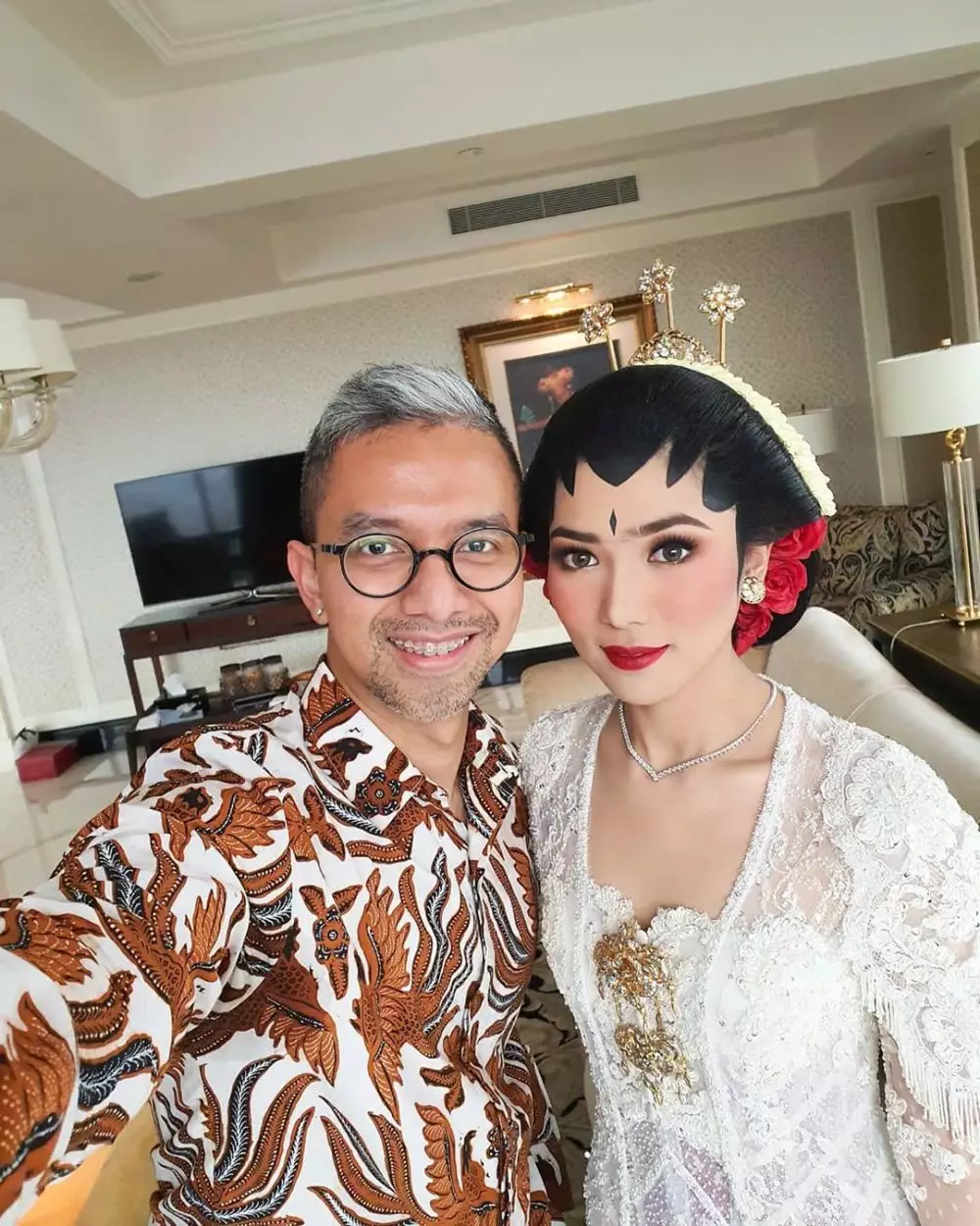 Penampakan detil kebaya Isyana Sarasvati Instagram Penampakan detil kebaya Isyana Sarasvati Instagram
