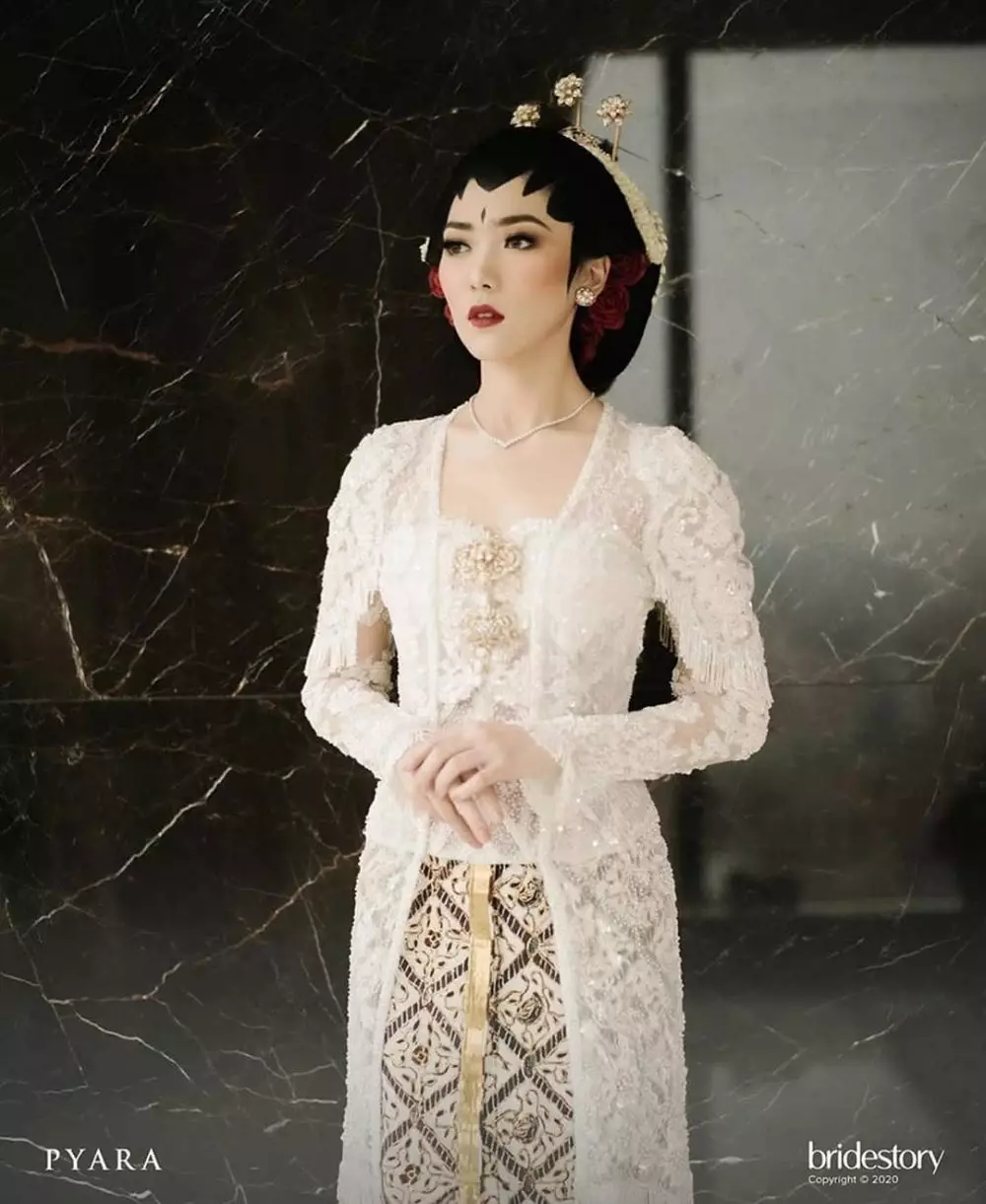 Penampakan detil kebaya Isyana Sarasvati Instagram Penampakan detil kebaya Isyana Sarasvati Instagram