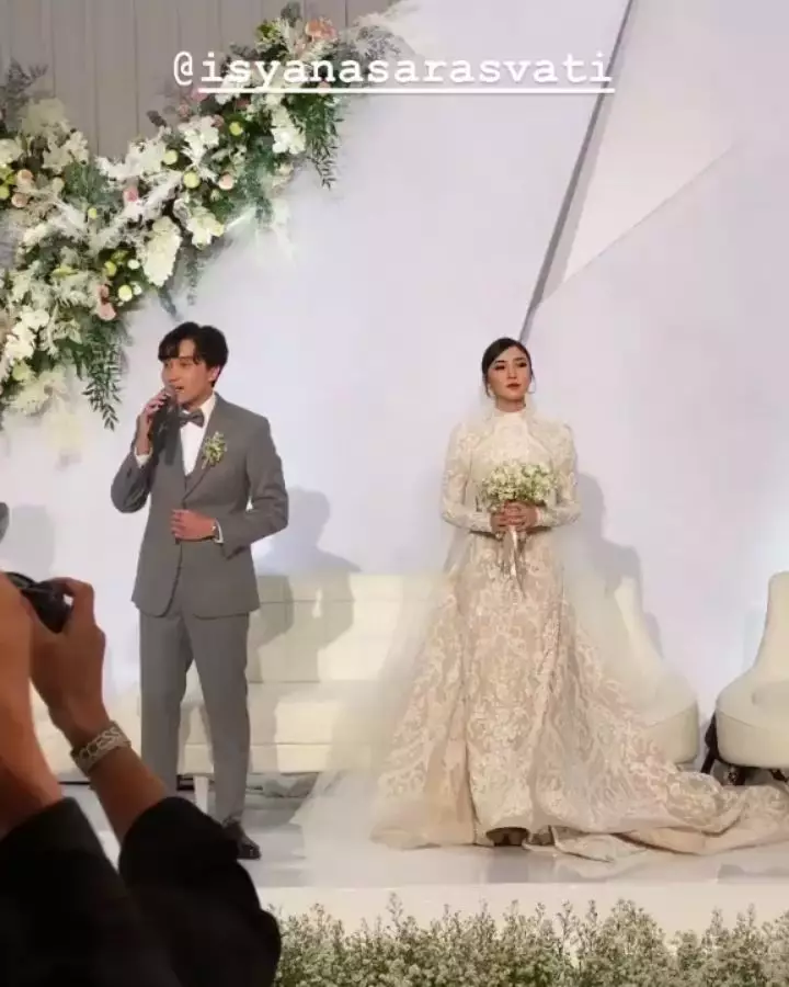 Momen resepsi pernikahan Isyana Sarasvati Instagram Momen resepsi pernikahan Isyana Sarasvati Instagram
