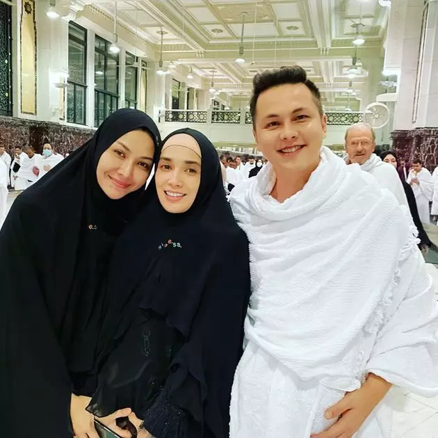 Momen umrah Ussy dan Andhika Instagram  Momen umrah Ussy dan Andhika Instagram