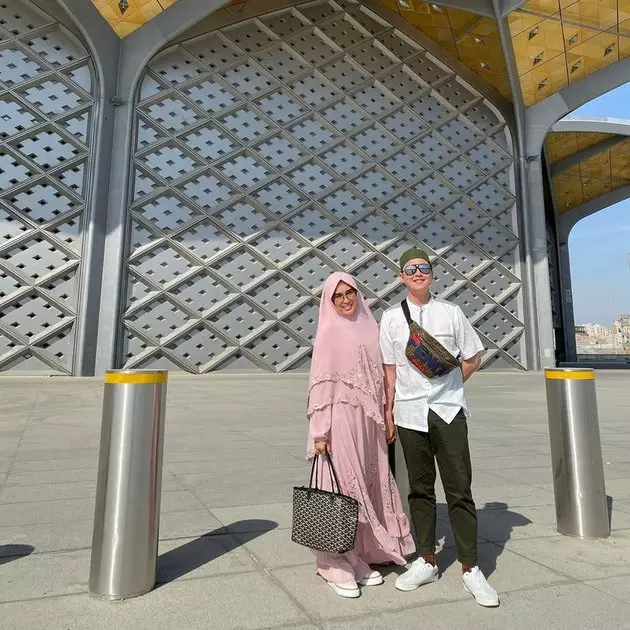 Momen umrah Ussy dan Andhika Instagram  Momen umrah Ussy dan Andhika Instagram