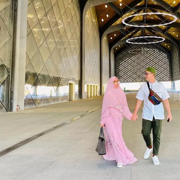 Momen umrah Ussy dan Andhika Instagram  Momen umrah Ussy dan Andhika Instagram