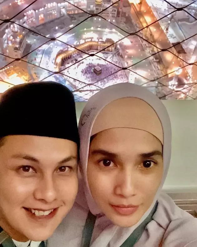 Momen umrah Ussy dan Andhika Instagram  Momen umrah Ussy dan Andhika Instagram