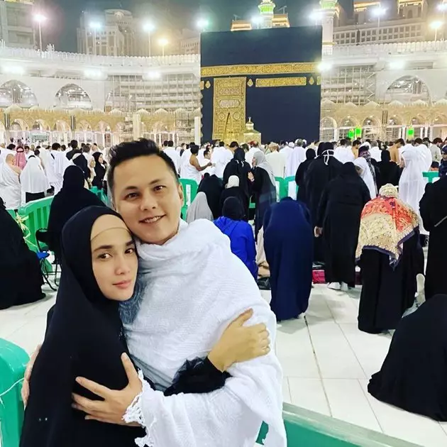 Momen umrah Ussy dan Andhika Instagram  Momen umrah Ussy dan Andhika Instagram