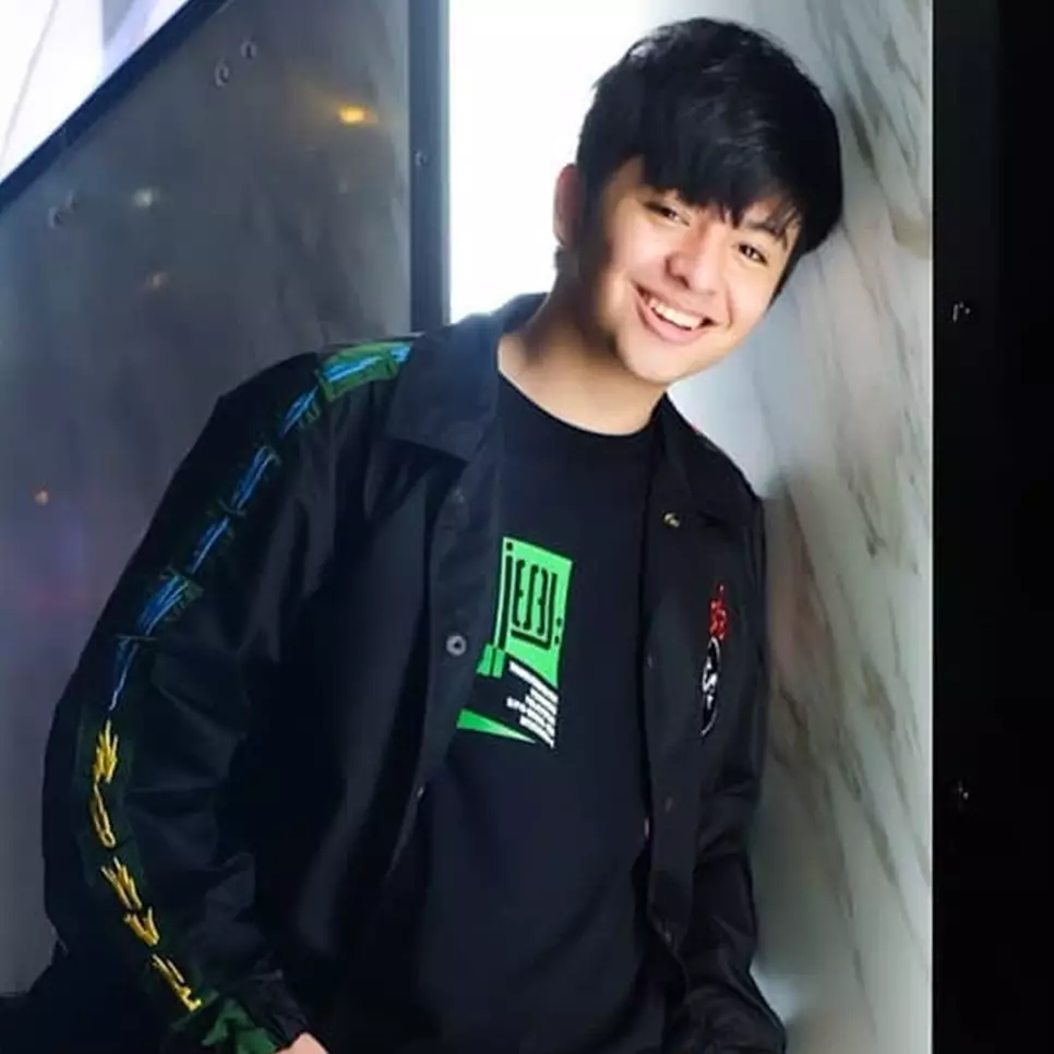 7 Potret Angga Yunanda dengan kumis tipis, makin manly