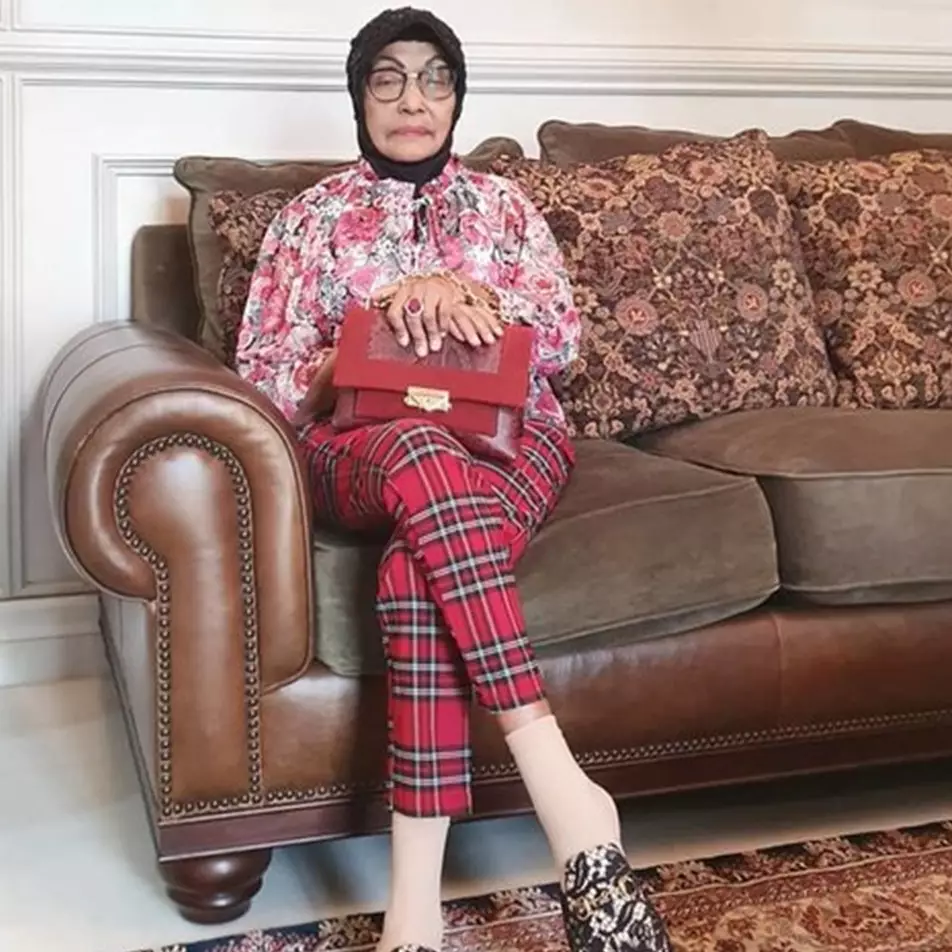 Gaya ibu 8 seleb Tanah Air ini curi perhatian, bak ABG