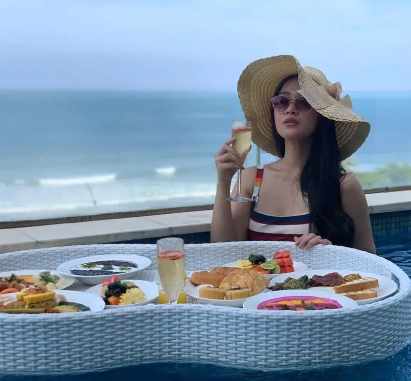 seleb floating breakfast © 2020 brilio.net