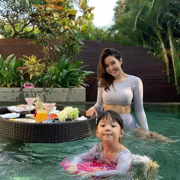 seleb floating breakfast © 2020 brilio.net