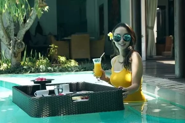 seleb floating breakfast © 2020 brilio.net