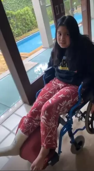 agus yudhoyono dampingi aira patah tulang © berbagai sumber agus yudhoyono dampingi aira patah tulang © berbagai sumber