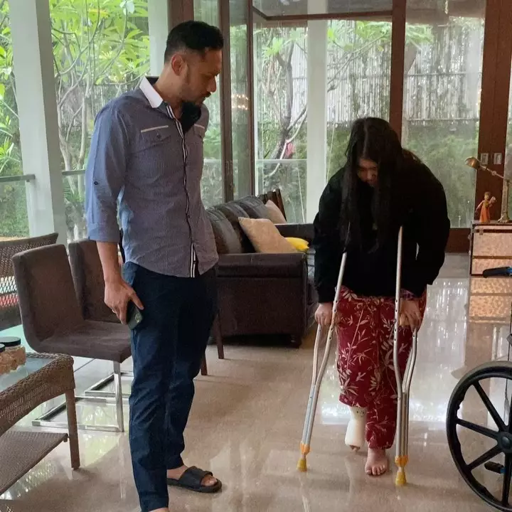 agus yudhoyono dampingi aira patah tulang © berbagai sumber agus yudhoyono dampingi aira patah tulang © berbagai sumber