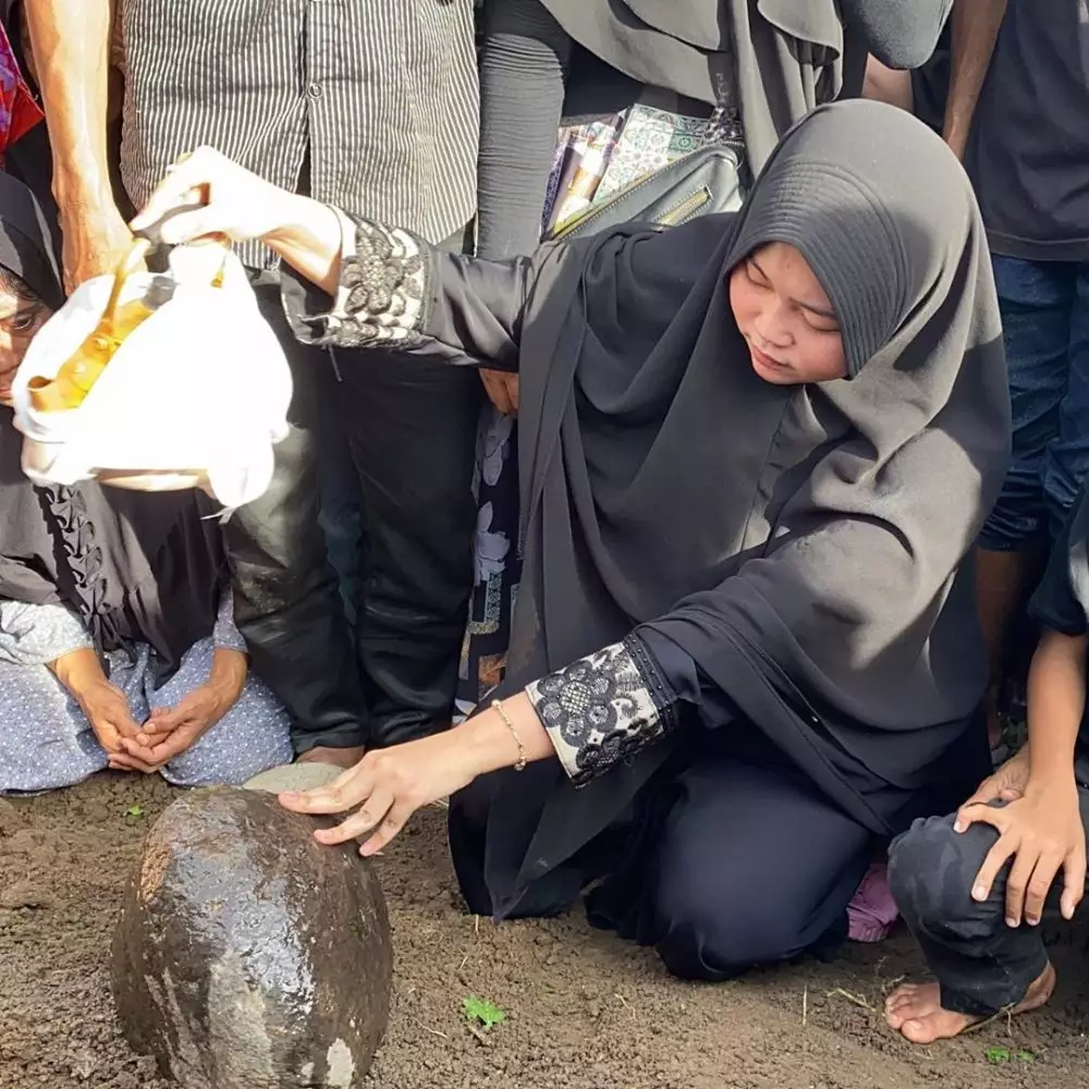 cerita selfi lida usai ayah meninggal dunia © berbagai sumber cerita selfi lida usai ayah meninggal dunia © berbagai sumber