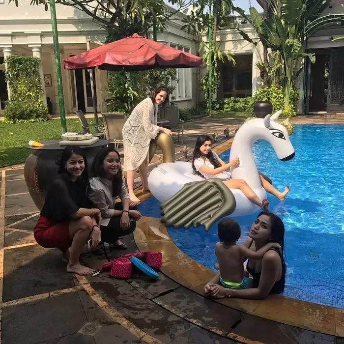 halaman belakang rumah seleb © 2020 brilio.net