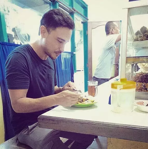 seleb makan di warteg © 2020 brilio.net