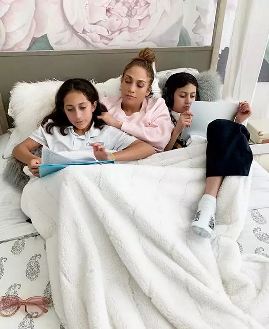 7 Momen kedekatan Jennifer Lopez & anak-anak, ada manggung bareng Instagram @jlo