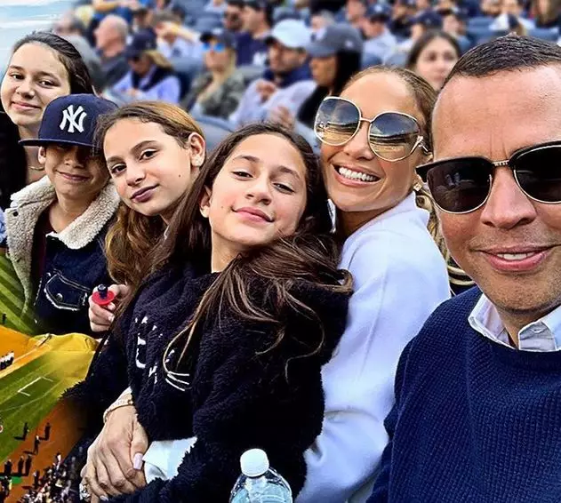 7 Momen kedekatan Jennifer Lopez & anak-anak, ada manggung bareng Instagram @jlo