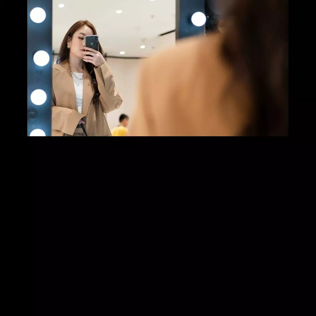 4 Tips mirror selfie OOTD, bikin tampilan makin kece