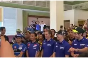 Momen Valentino Rossi & Maverick Vinales joget Tik Tok bareng fans