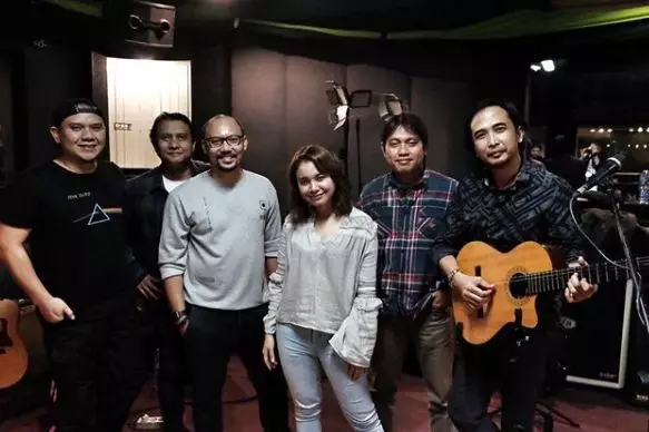 Potret ini bukti kedekatan Rossa & mantan suami Instagram 