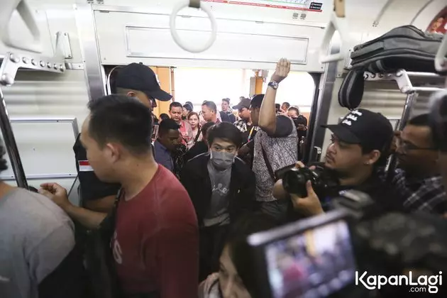 Iqbaal Ramadan di MRT  kapanlagi.com  Iqbaal Ramadan di MRT  kapanlagi.com