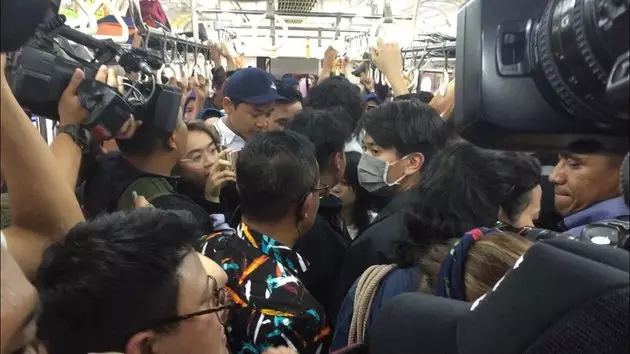 Iqbaal Ramadan di MRT  kapanlagi.com  Iqbaal Ramadan di MRT  kapanlagi.com