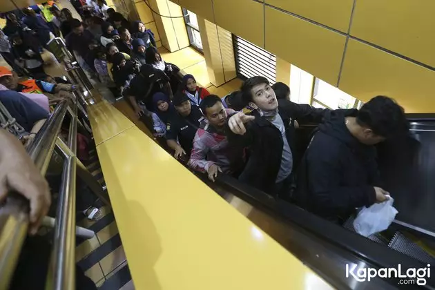 Iqbaal Ramadan di MRT  kapanlagi.com  Iqbaal Ramadan di MRT  kapanlagi.com