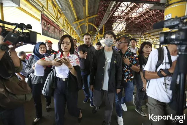 Iqbaal Ramadan di MRT  kapanlagi.com  Iqbaal Ramadan di MRT  kapanlagi.com